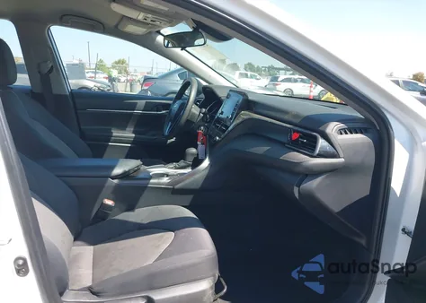 2021 Toyota Camry Le z USA, uszkodzony, nr VIN 4T1C11AK5MU601592